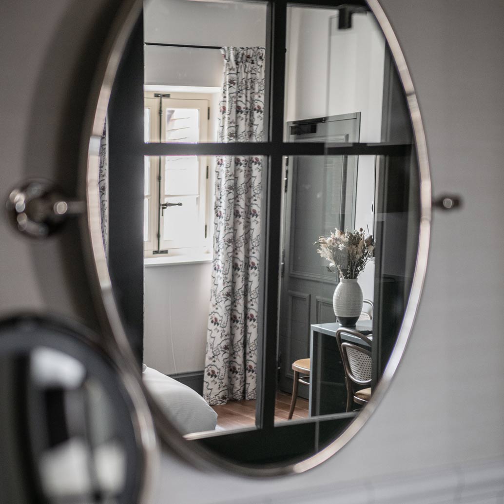 Reflet-dans-le-miroir-de-la-salle-de-bain