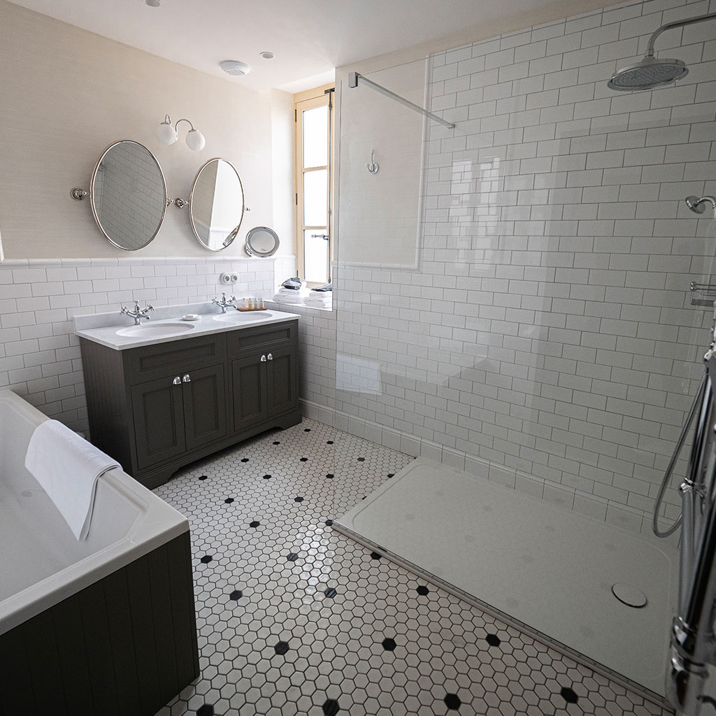 Salle de bain avec baignoire et douche