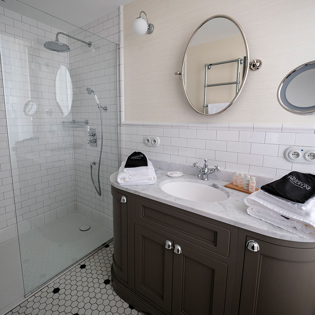 Salle de bain avec douche-dans la chambre Jacqueline