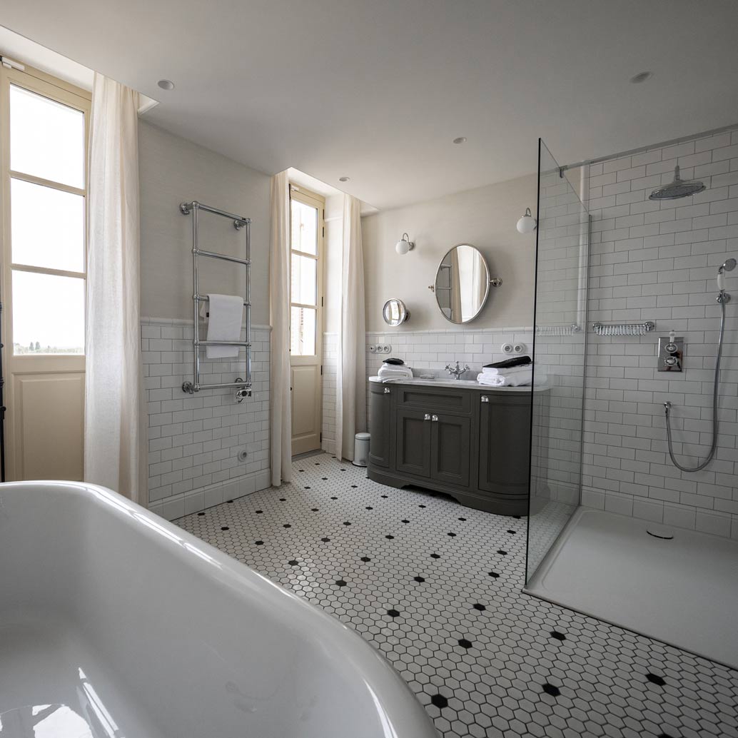 Salle-de-bain-avec-douche-et-baignoire-décoration-ancienne