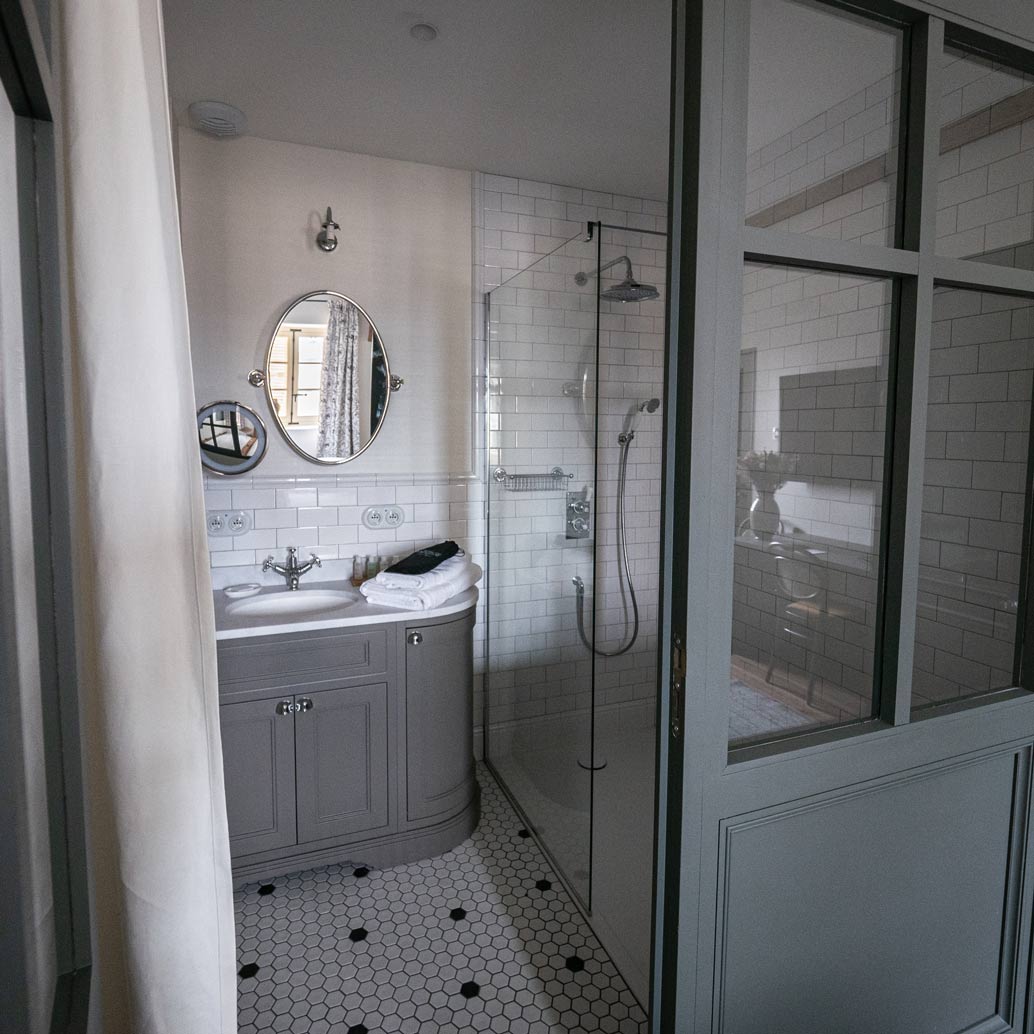 Salle-de-bain-avec-douche